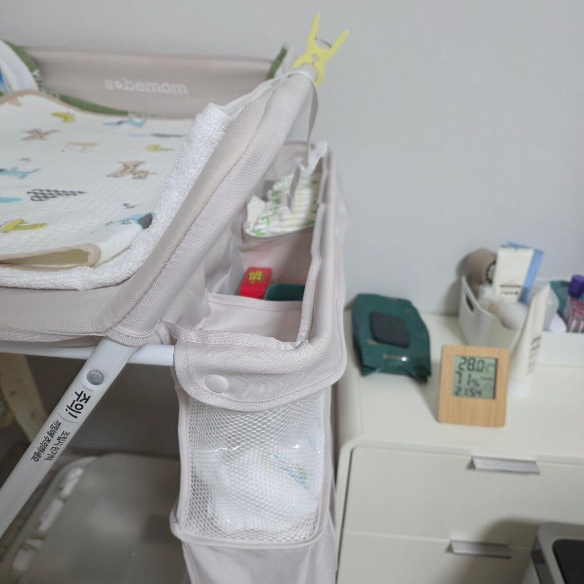 소베맘 수납함 윗단이 갈이대 사각 프레임을 네 면 모두 감고 똑딱이로 잠긴 모습
